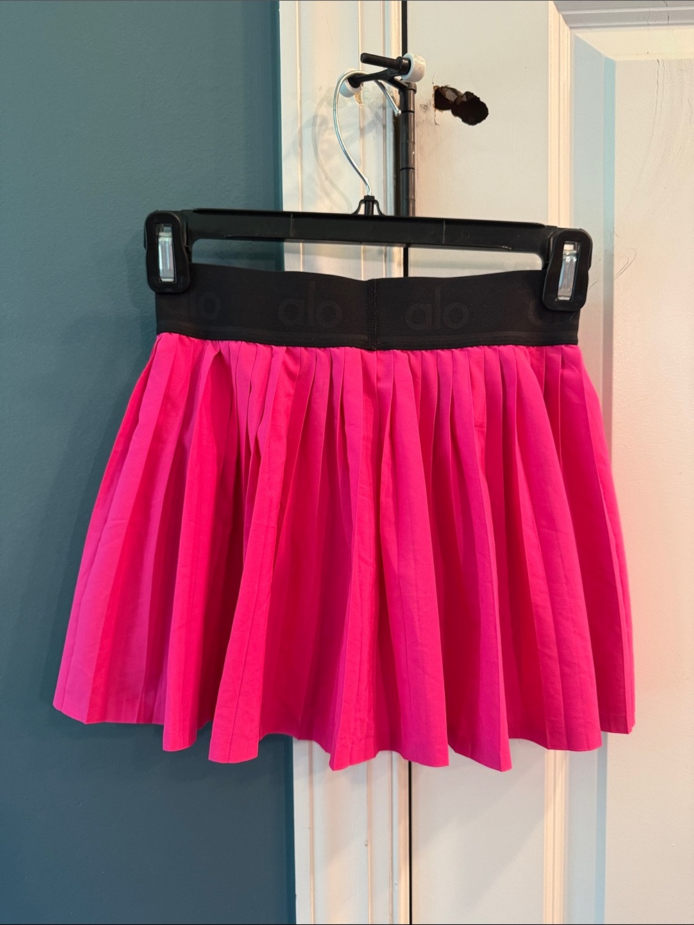 ALO Yoga ACES TENNIS SKIRT BRIGHT PINK - Picture 2 of 4